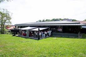 Vista exterior con carpa de eventos