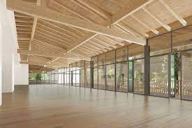 Interior con techos de madera y ventanales